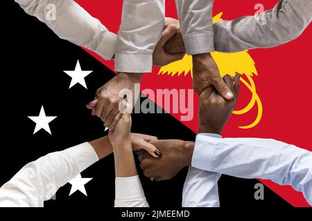 Flagge von Papua-Neuguinea, Eingrabung einer multikulturellen Gruppe junger Menschen Stockfoto