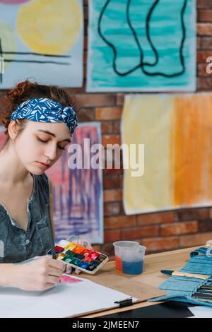 Zeitgenössische Kunstschule inspirierte Dame Malerei Stockfoto