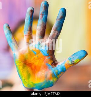 Moderne Kunstschule Hand schmutzig blau gelbe Farbe Stockfoto
