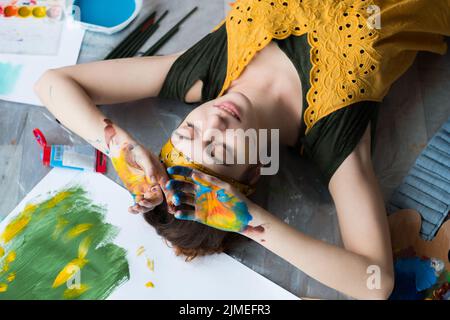 Freizeit Erholung Künstler Boden Hände malen Stockfoto