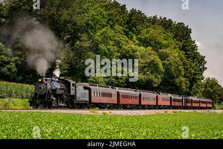 Blick auf einen antiken restaurierten Dampfzug, der Rauch aufbläst Stockfoto