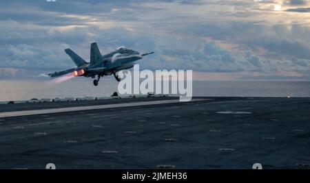 Philippinische See. 4. August 2022. Ein F/A-18E Super Hornet, das an die „Adler“ des Strike Fighter Squadron (VFA) 115 angeschlossen ist, startet vom Flugdeck des einzigen vorwärts eingesetzten Flugzeugträgers der US-Marine USS Ronald Reagan (CVN 76) in der philippinischen See. Die Eagles führen Luftangriff- und Streikkräfte-Escort-Missionen sowie Schiffe, Kampfgruppen und Geheimdienste durch. Ronald Reagan, das Flaggschiff der Carrier Strike Group 5, stellt eine kampfbereite Kraft zur Verfügung, die die USA schützt und verteidigt und Allianzen, Partnerschaften und kollektive maritime Interessen in unterstützt Stockfoto