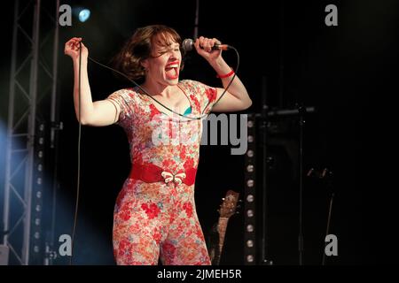 Wickham, Großbritannien. 05. August 2022. Lorna Thomas, Sängerin der Folk-Punk-Band Skinny Lister, tritt beim Wickham Festival live auf. Skinny Lister sind eine britische Folk-Band, die 2009 in London gegründet wurde. Zunächst trat sie als fünfköpfige Band auf, bis im Oktober 2013 ein Schlagzeuger hinzukam. Sie sind bei Xtra Mile Recordings unter Vertrag und wurden zuvor bei Sunday Best Records in Großbritannien, SideOneDummy Records in den USA und Uncle Owen Records in Japan unter Vertrag genommen. Kredit: SOPA Images Limited/Alamy Live Nachrichten Stockfoto