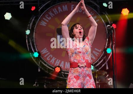 Wickham, Großbritannien. 05. August 2022. Lorna Thomas, Sängerin der Folk-Punk-Band Skinny Lister, tritt beim Wickham Festival live auf. Skinny Lister sind eine britische Folk-Band, die 2009 in London gegründet wurde. Zunächst trat sie als fünfköpfige Band auf, bis im Oktober 2013 ein Schlagzeuger hinzukam. Sie sind bei Xtra Mile Recordings unter Vertrag und wurden zuvor bei Sunday Best Records in Großbritannien, SideOneDummy Records in den USA und Uncle Owen Records in Japan unter Vertrag genommen. Kredit: SOPA Images Limited/Alamy Live Nachrichten Stockfoto