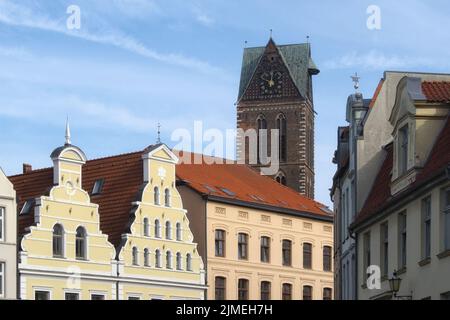 Wismar - Turm der Marienkirche (Marienkirche) hinter alten Stadthäusern, Deutschland Stockfoto