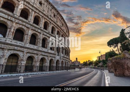 Rom Italien, Skyline der Stadt bei Sonnenuntergang am Kolosseum in Rom Stockfoto