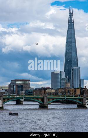 Das Wahrzeichen des Shard Wolkenkratzers dominiert die Skyline hinter der Southwark Bridge. Stockfoto