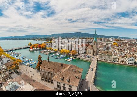 Zürich Schweiz, Skyline von Grossmunster aus mit Blick auf die Stadt und Herbstlaub Stockfoto