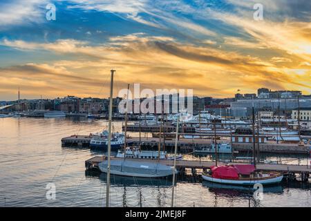 Oslo Norwegen, Skyline der Stadt bei Sonnenuntergang am Hafen Stockfoto