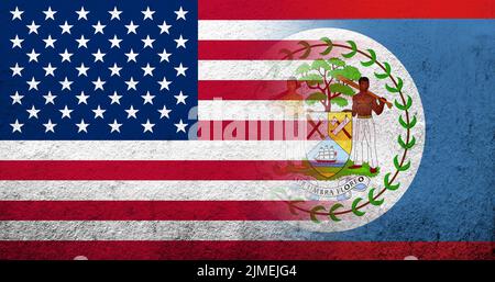 Vereinigte Staaten von Amerika (USA) Nationalflagge mit Nationalflagge von Belize. Grungen Hintergrund Stockfoto