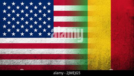Vereinigte Staaten von Amerika (USA) Nationalflagge mit Mali Nationalflagge. Grungen Hintergrund Stockfoto
