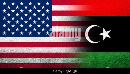 Vereinigte Staaten von Amerika (USA) Nationalflagge mit Libyen Nationalflagge. Grungen Hintergrund Stockfoto