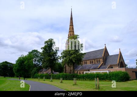 Holy Trinity Church in Platt Fields, Manchester, England. Es wurde 1846 erbaut und ist ein denkmalgeschütztes Gebäude der Klasse II. Das Äußere ist gegenüber Stockfoto