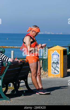 Brighton UK 6.. August 2022 - Frühe Ankünfte Bekommen Sie sich für die Brighton and Hove Pride Parade an einem schönen heißen, sonnigen Tag. Mit guten Wetterprognosen werden große Menschenmengen erwartet, um am Wochenende am größten LGBTQ Pride Festival in Großbritannien in Brighton teilzunehmen : Credit Simon Dack / Alamy Live News Stockfoto