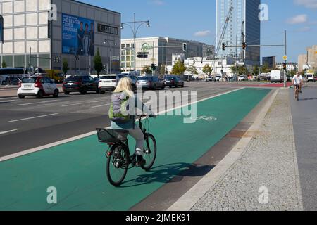 Radfahrerin auf einem markierten Radweg in der Berliner Innenstadt Stockfoto