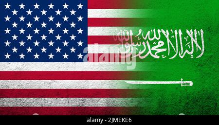 Vereinigte Staaten von Amerika (USA) Nationalflagge mit Saudi-Arabien Nationalflagge. Grungen Hintergrund Stockfoto