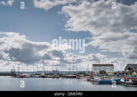 Yachten, Segelboote und Fischerboote liegen in der Marina Carrickfergus Stockfoto