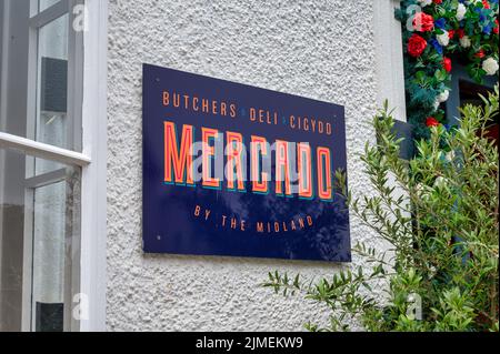 Beaumaris, Großbritannien, 8. Juli 2022: Das Schild für Mercado Metzger und Deli in Beaumaris auf der Insel Anglesey Wales Stockfoto