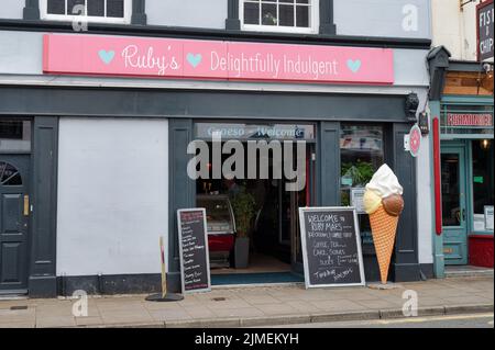 Beaumaris, Großbritannien - 8. Juli 2022: Die Vorderseite der Rubys-Eisdiele in Beaumaris auf der Insel Anglesey Wales Stockfoto