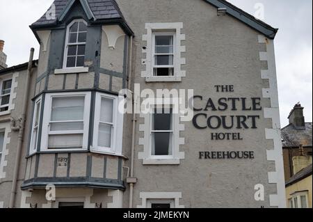 Beaumaris, Großbritannien - 8. Juli 2022: Das Castle Court Hotel in Beaumaris auf der Insel Anglesey Wales Stockfoto