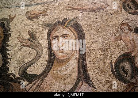 Das antike Tempelmuseum in mesopotamien. Mosaik von antiken Göttern in Gaziantep. Türkei. 07.15.2022. Stockfoto