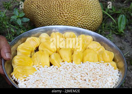 Leckere und gesunde Jackfrucht-Nelken mit Puffreis auf dem Teller Stockfoto