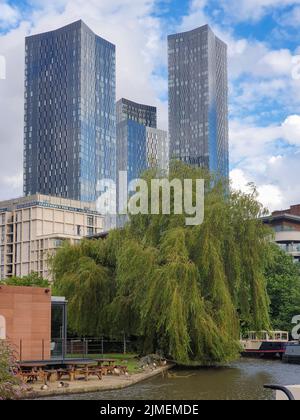 Bridgewater-Kanal in Castlefield, Manchester und majestätische Wolkenkratzer im Hintergrund. Stockfoto