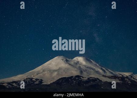 Sterne bei Nacht und Mount Elbrus Stockfoto