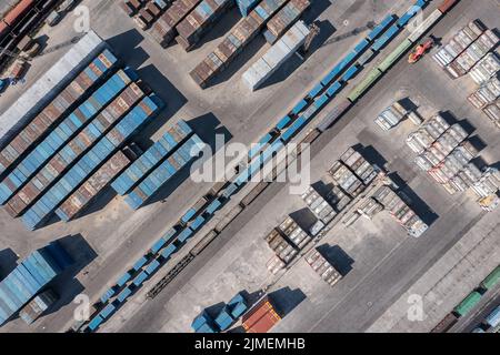 Frachtcontainer-Terminal mit Eisenbahn Stockfoto
