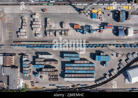 Frachtcontainer-Terminal mit Eisenbahn Stockfoto