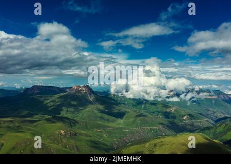 Berg unter Wolken im Kaukasus Stockfoto