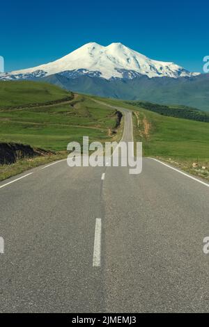 Straße zum Mount Elbrus Stockfoto