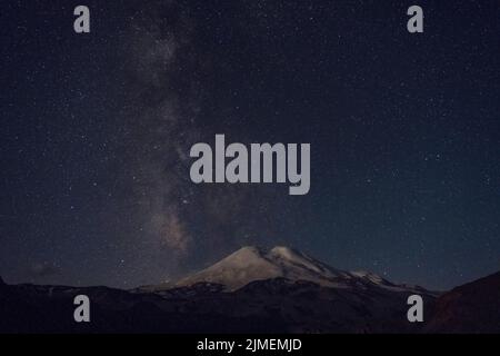 Sterne bei Nacht und Mount Elbrus Stockfoto