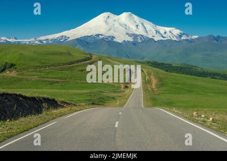 Straße zum Mount Elbrus Stockfoto