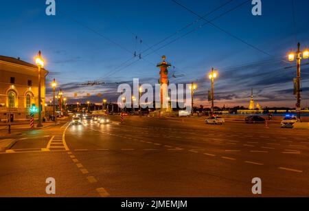 Rostrale Säule in der Nacht Sankt Petersburg Stockfoto