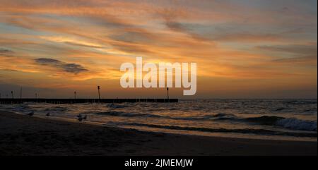 Abendstimmung am Strand der polnischen Ostseeküste bei Kolobrzeg nach Sonnenuntergang Stockfoto