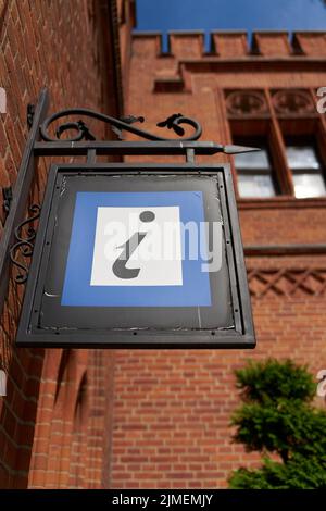 Touristeninformationsschild am Rathaus in der Altstadt von Kolobrzeg in Polen Stockfoto