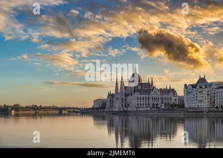 Budapest Ungarn, Skyline von Sonnenaufgang am ungarischen Parlament und der Donau Stockfoto