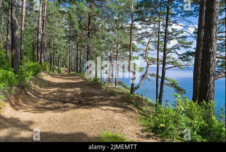 Unbefestigte Straße am Ufer des Baikalsees. Stockfoto