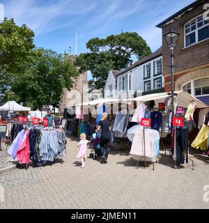 Frau und Kind gehen durch den wöchentlichen Markt im Freien, der auf dem Stadtplatz von Poulton-Le-fylde stattfindet Stockfoto