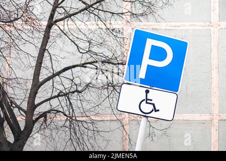 Parkplatz für Fahrer mit Behinderungen im Wohngebiet Stockfoto