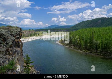 OKA Sayanskaya River - Blick von einer hohen welligfaltigen Küste. Sibirien. Stockfoto