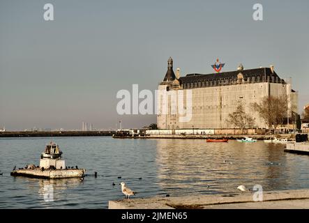 Spiegelung des Haydarpasa Bahnhofs in istanbul. 03.03.2021. istanbul. Türkei. Stockfoto