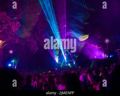 Oxfordshire, Großbritannien. 5. August 2022. Nachtschwärmer im The Valley am zweiten Tag des Wilderness Festivals, Cornbury Park, Oxfordshire. Kredit: Andrew Walmsley/Alamy Live Nachrichten Stockfoto