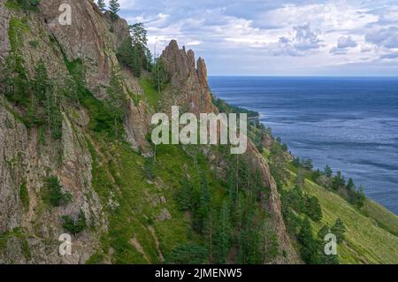 Baikalsee. Am Hang des Küstenberges. Stockfoto
