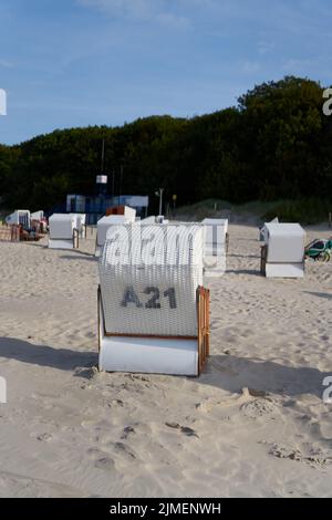 Strandliegen am Strand an der polnischen Ostseeküste bei Kolobrzeg Stockfoto