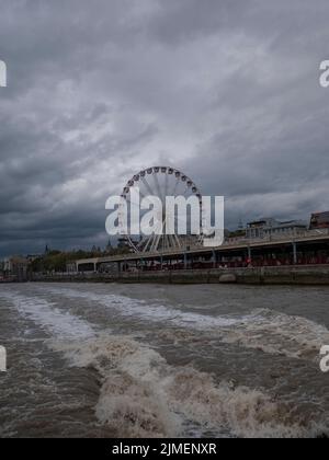 Antwerpen, Belgien, 31. Juli 2022, plötzliche dramatische Wolkenfelder und ein rauer Fluss Schelde am Kai der Stadt Antwerpen Stockfoto
