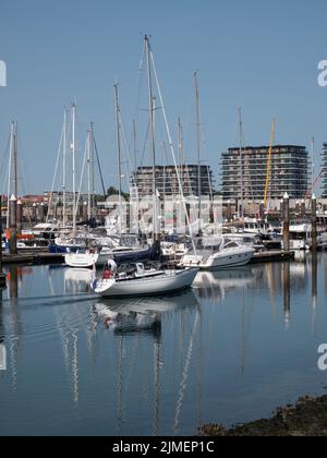 Breskens, Niederlande, 18. Juli 2022, kleine Yacht fährt über das Wasser in der Marina Port Scaldis in Breskens Stockfoto