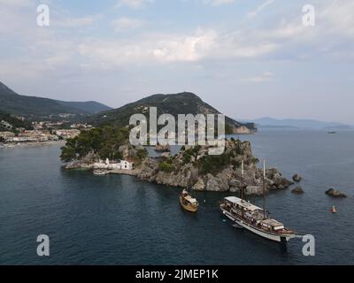 Luftaufnahme Piratenschiffe In Der Nähe Der Insel Panagia In Der Berühmten Touristendestination Parga Stadt Die Griechische Karibik Von Epirus Griechenland Stockfoto