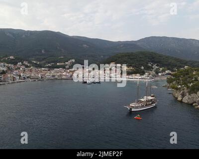 Luftaufnahme Piratenschiffe In Der Nähe Der Insel Panagia In Der Berühmten Touristendestination Parga Stadt Die Griechische Karibik Von Epirus Griechenland Stockfoto